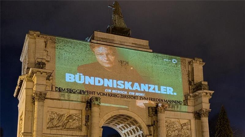 Ein solches Bild des Spitzenkandidaten der Grünen - hier am Münchner Siegestor - wurde auch auf die Hamburger Kunsthalle projeziert.