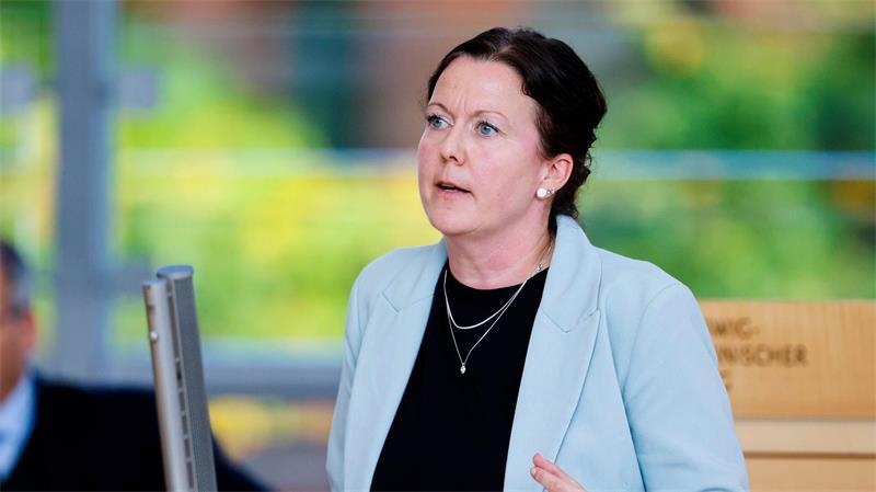 Kommunen können künftig Alkoholverbotszonen einrichten „Ein solches Verbot führt vor allem zu einer Stigmatisierung und Ausgrenzung von verschiedenen vulnerablen Gruppen“, kritisierte die SSW-Fraktionschefin Sybilla Nitsch. (Archivbild)