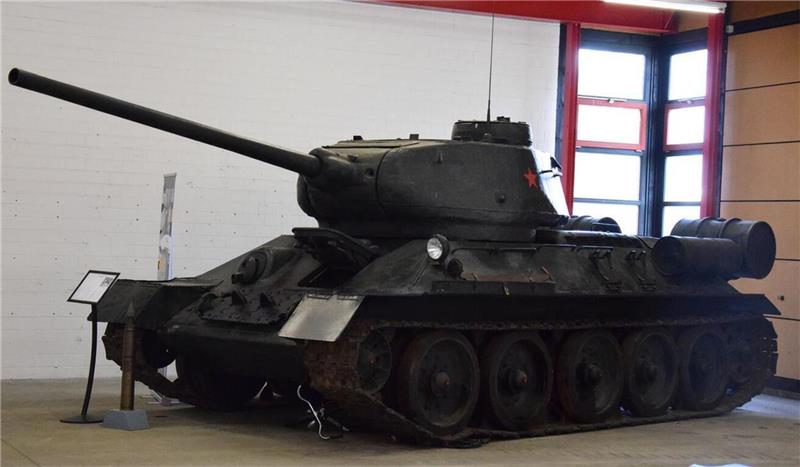 Hier lagern „Schwere Waffen“ zum Anschauen Ein sowjetischer Panzer vom Typ T 34 überrollt ein Fahrrad. Mit diesem Exponat wird die Rolle der sowjetischen Panzer bei der Niederschlagung des Aufstands vom 17.Juni 1953 thematisiert.Foto: Kurth