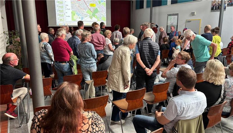 Ein spontanes Stimmungsbild unter den Anwesenden zeigt: Ein Großteil steht den geplanten Lärmschutzwänden skeptisch gegenüber.