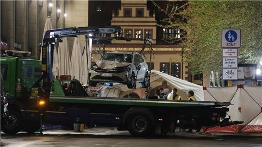 Ein stark beschädigtes Auto wird von einem Abschleppfahrzeug geborgen.