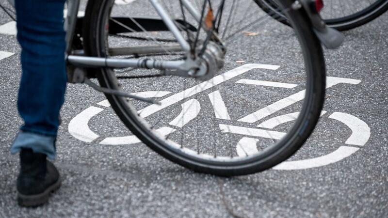 Ein stark betrunkener Radfahrer ist vor einen Lkw gestürzt. (Symbolbild)