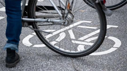 Ein stark betrunkener Radfahrer ist vor einen Lkw gestürzt. (Symbolbild)