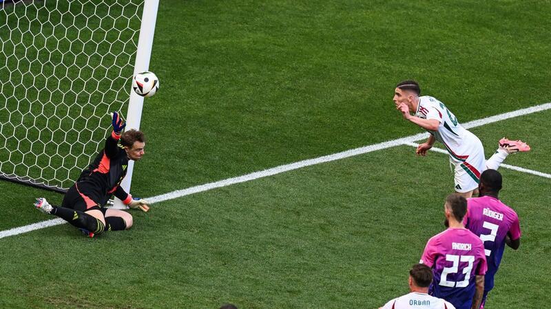 EM-Sommermärchen: Fans singen schon „Berlin, Berlin“ Ein starker Rückhalt: Manuel Neuer pariert einen Kopfball von Ungarns Roland Sallai.