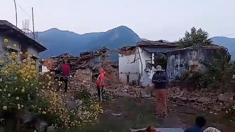 Nepal: Mindestens 157 Menschen bei Erdbeben gestorben Ein starkes Erdbeben in Nepal kostet zahlreichen Menschen das Leben.