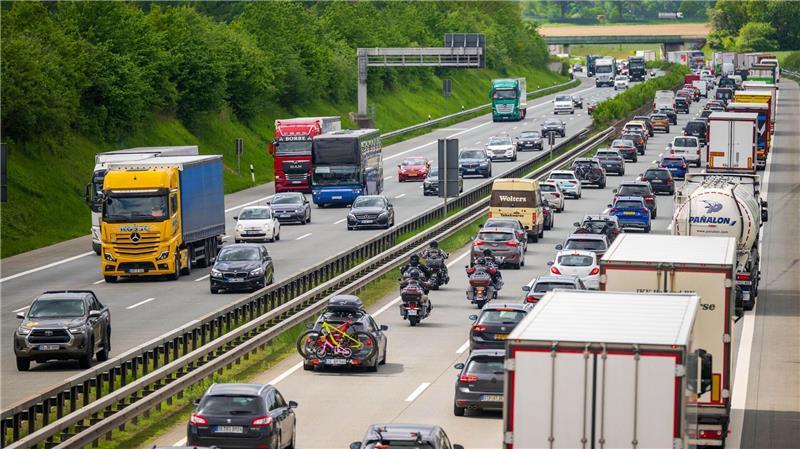 Ein starkes Verkehrsaufkommen vor Pfingsten hat zu viel Stau rund um Hamburg geführt. 