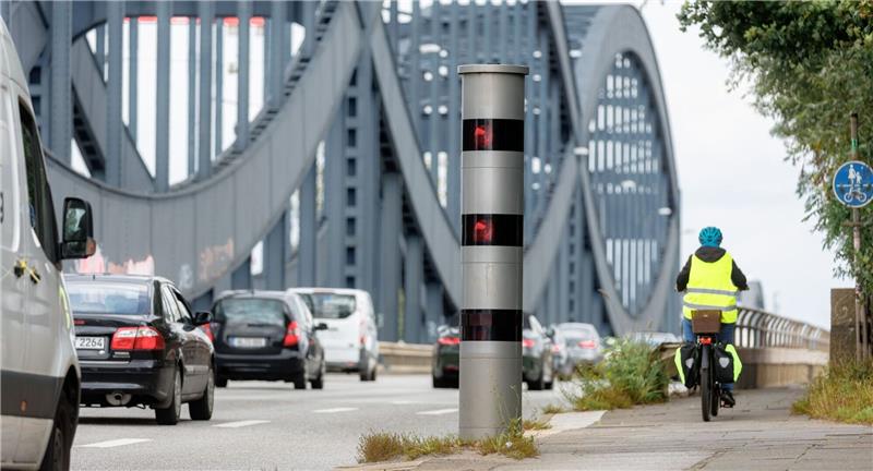 Einnahme-Rekord beim Elbbrücken-Blitzer: Abschaffung von Tempo 60 zahlt sich aus Ein stationärer Blitzer steht am Ende der Autobahn A255 an der Neuen Elbbrücke.