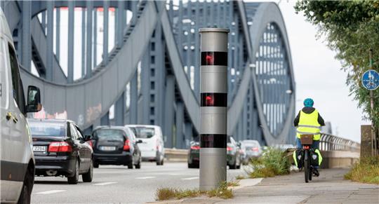 Ein stationärer Blitzer steht am Ende der Autobahn A255 an der Neuen Elbbrücke.