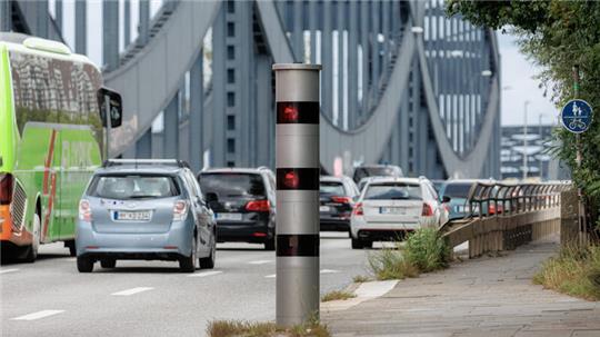 Ein stationärer Blitzer steht am Ende der Autobahn A255 an der Neuen Elbbrücke.