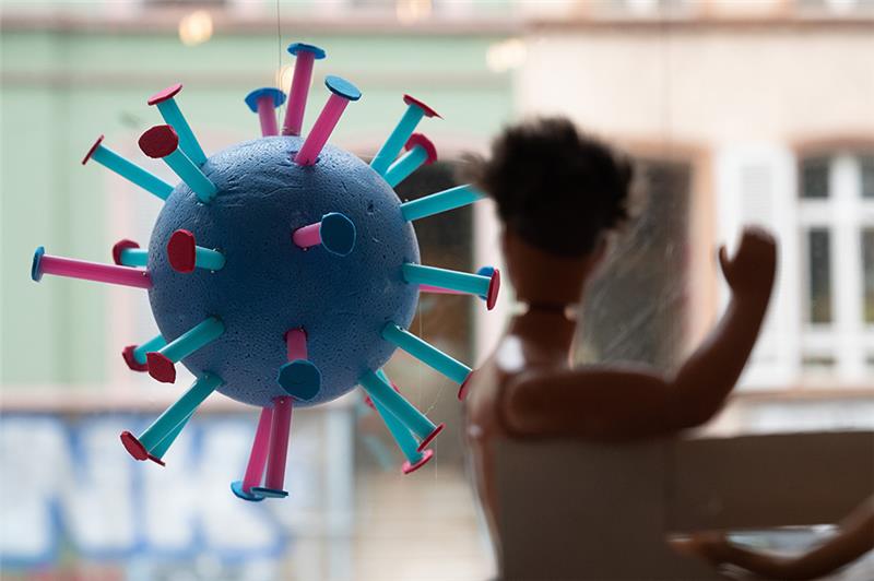Ein stilisiertes Coronavirus hängt in einem Schaufenster. 36 Mal sind die Ministerpräsidenten schon in der Corona-Pandemie zusammengekommen. So einig wie diesmal waren sie selten: einen Flickenteppich in der Pandemie-Bekämpfung soll es nicht geben. Foto: Gollnow/dpa