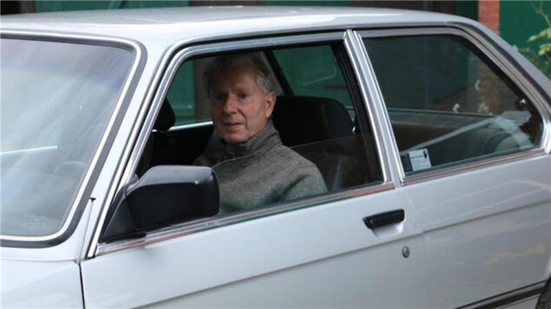 Ein stolzer Besitzer: Michael Armbruster genießt die Fahrt in seinem silbernen BMW 323i aus dem Jahr 1982.