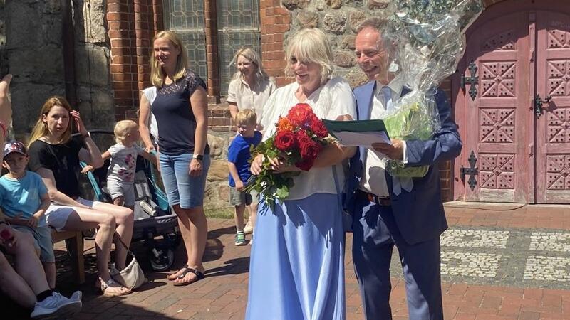Spontan-Hochzeit: Die schönsten Bilder der Trauungen im Landkreis Stade Ein strahlendes Paar im Sonnenschein in Oldendorf: Corinna Stier und Holger Göbel. Die beiden wurden vom Kindergarten überrascht, in dem er als Erzieher arbeitet.