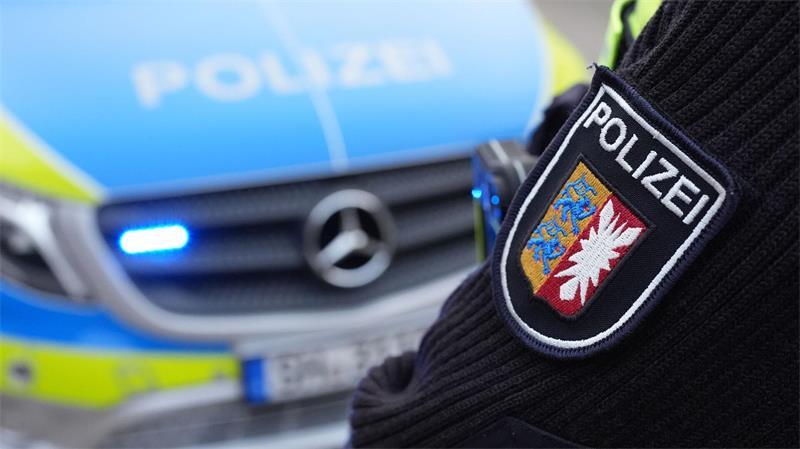 Ein sturzbetrunkener Autofahrer hat in der Nähe von Lübeck ein Polizeiauto gerammt. (Symbolbild)