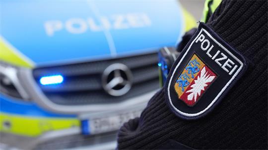 Ein sturzbetrunkener Autofahrer hat in der Nähe von Lübeck ein Polizeiauto gerammt. (Symbolbild)