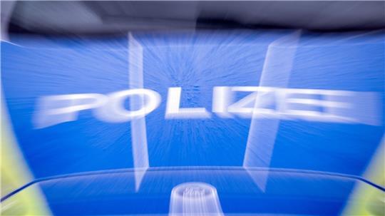 Ein sturzbetrunkener Autofahrer ist mit einem Wagen fast in einen Kanal gefahren. (Symbolbild)