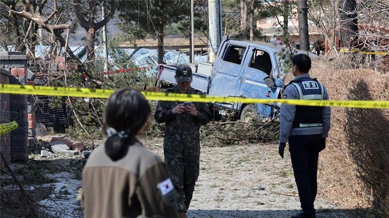 Ein südkoreanisches Kampfflugzeug hat versehentlich Bomben über einem Dorf abgeworfen.