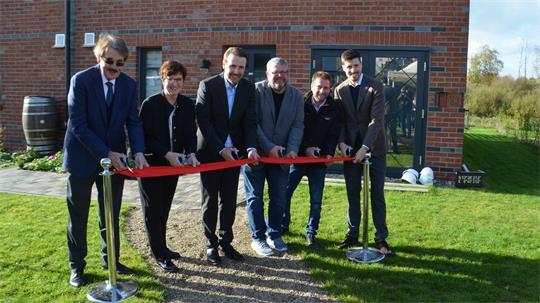 Ein symbolischer Schnitt (von links): Andreas Viebrock, Buxtehudes Bürgermeisterin Katja Oldenburg-Schmidt, Dirk Viebrock, Buxtehudes zukünftiger Bürgermeister Ralf Dessel, Bauleiter Steffen Thurau und Lars Viebrock.