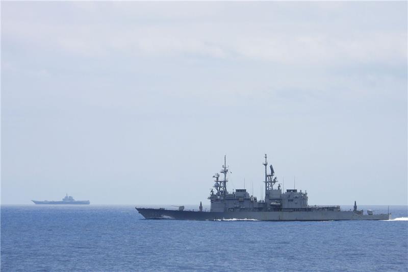Erneut chinesische Manöver in Taiwanstraße geplant Ein taiwanesisches Marineschiff (vorne) beobachtet einen chinesischen Flugzeugträger in der Nähe taiwanesischer Gewässer. Die Meerenge zwischen China und Taiwan ist erneut Schauplatz militärischen Machtgebarens.