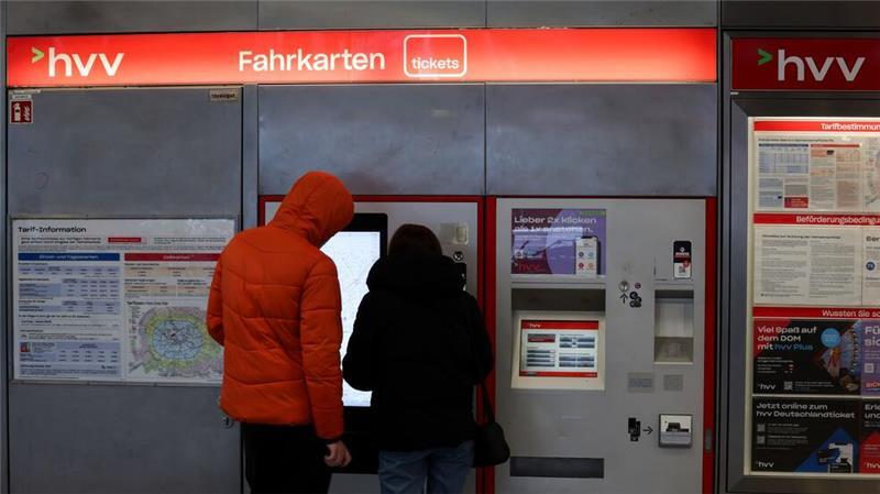 Ein technisches Problem schränkte am Montagmorgen den Ticketkauf in der HVV-App ein. Die Fahrkartenautomaten funktionieren weiter einwandfrei. (Symbolbild)