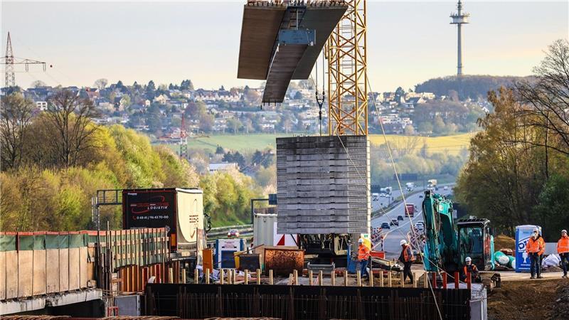 Ein tonnenschweres Stahl-Brückenteil hängt an einer Baustelle der A45 an einem Kran. Wegen Bauarbeiten am Westhofener Kreuz ist die Autobahn am Wochenende in beide Richtungen gesperrt.