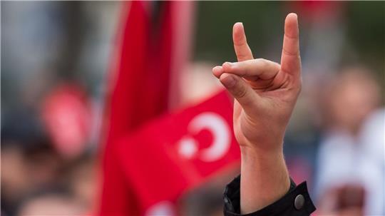 Ein türkischstämmiger Polizeibeamter aus Osnabrück soll den „Wolfsgruß“ bei einer Familienfeier gezeigt haben - ob er tatsächlich türkischen Rechtsextremen nahesteht, wird nun untersucht. (Symbolbild)