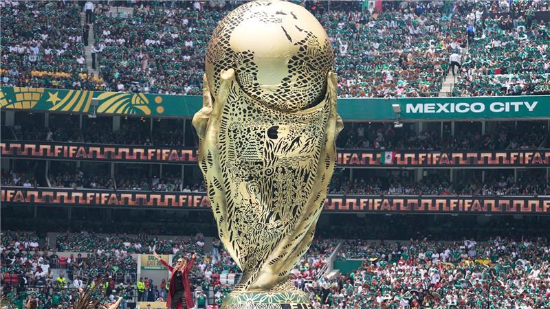 Ein überdimensionaler WM-Pokal wurde enthüllt.