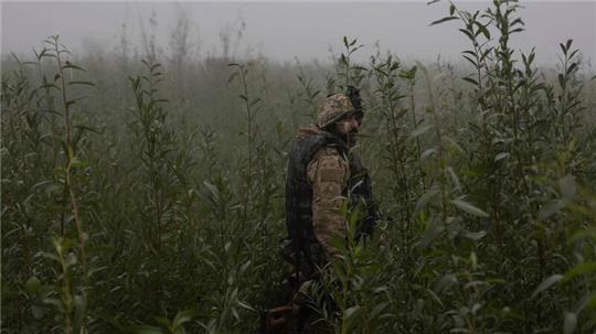 Ein ukrainischer Marinesoldat geht durch ein Gelände an der Frontlinie in der Nähe des Flusses Dnepr.