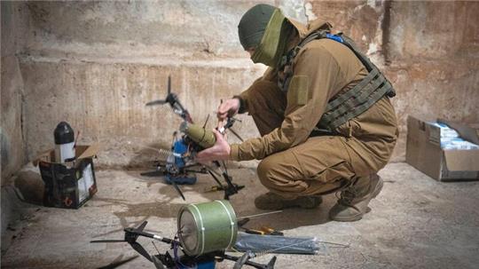 Ein ukrainischer Soldat bereitet Drohnen an der Frontlinie vor.