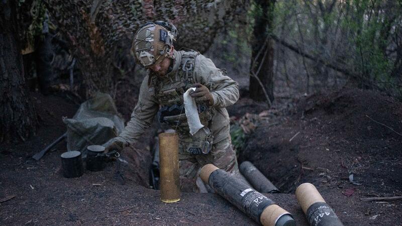 Krieg gegen die Ukraine: So ist die Lage Ein ukrainischer Soldat bereitet Granaten für eine Gebirgshaubitze an der Frontlinie in der Region Donezk vor.
