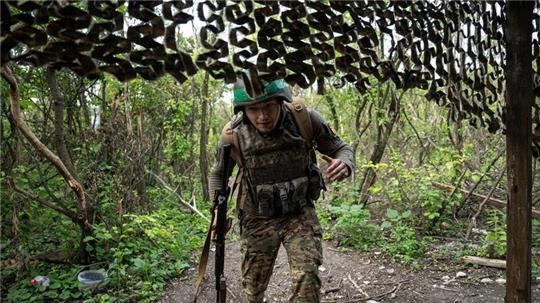 Ein ukrainischer Soldat der 28. Brigade an der Frontlinie in Awdijiwka in der Region Donezk.