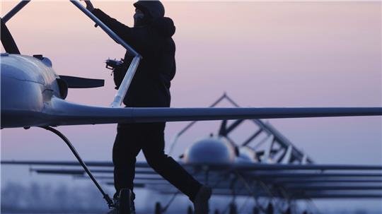 Ein ukrainischer Soldat des Verteidigungsnachrichtendienstes bereitet den Start der Langstreckendrohne An-196 Ljutyj an einem ungenannten Ort in der Ukraine vor.