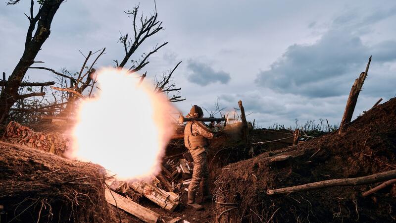 EU einigt sich auf Finanzierung von Waffen für Ukraine Ein ukrainischer Soldat feuert eine Panzerfaust auf russische Stellungen an der Frontlinie in der Nähe von Awdijiwka in der Region Donezk ab.