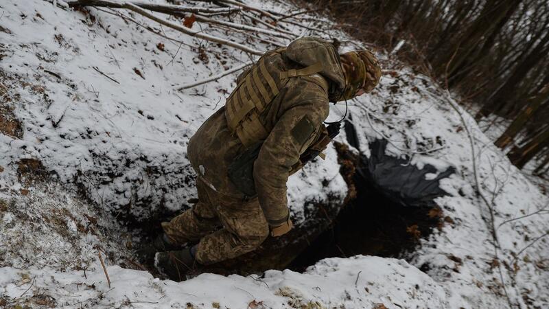Ein ukrainischer Soldat geht in einen Unterstand in der Nähe einer Artilleriestellung.