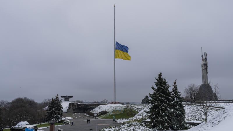 Ein ukrainischer Soldat inspiziert Trümmer eines eingestürzten Gebäudes. (Symbolbild).