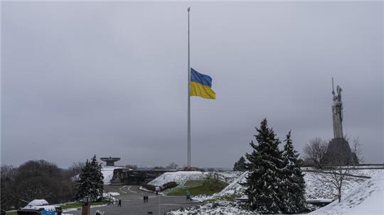 Ein ukrainischer Soldat inspiziert Trümmer eines eingestürzten Gebäudes. (Symbolbild).