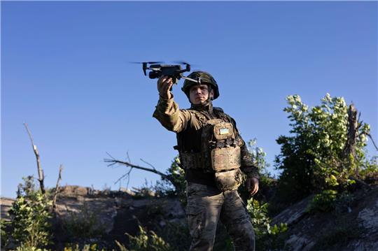 Ein ukrainischer Soldat startet eine Drohne - diese Art von Waffe ist im Krieg besonders wichtig.