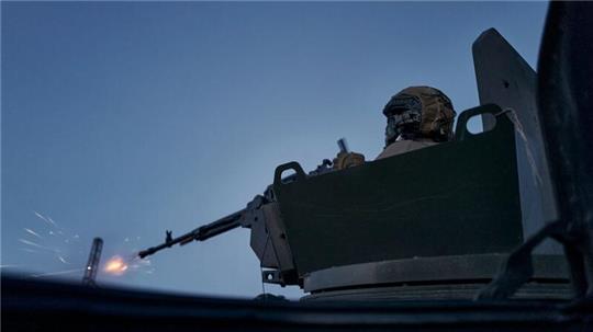 Ein ukrainischer Soldat während eines Gefechts in Awdijiwka.