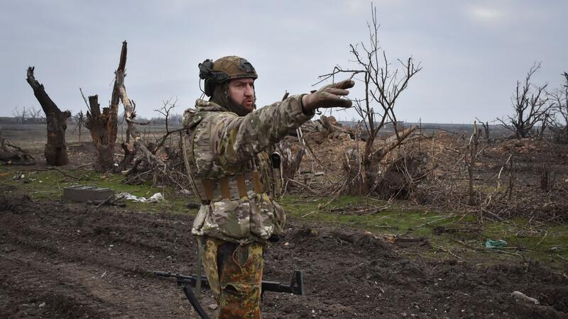 Krieg gegen die Ukraine: So ist die Lage Ein ukrainischer Soldat zeigt auf die russische Stellung an der Frontlinie in dem Dorf Robotyne.