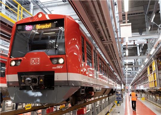Ein umgebauter Zug des Pilotprojektes „Digitale S-Bahn Hamburg“ soll zum ITS-Kongress in der Hansestadt am Montag seine Premierenfahrt haben. Foto: Perrey/dpa