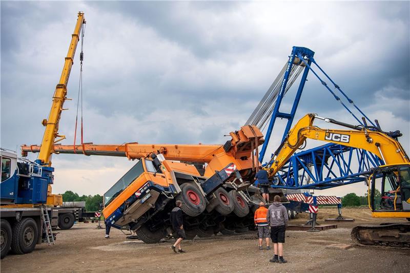 Ein umgestürzter, 160 Tonnen schwerer Kranwagen liegt bei Wilstedt in Niedersachsen auf dem Feld eines Windparks.