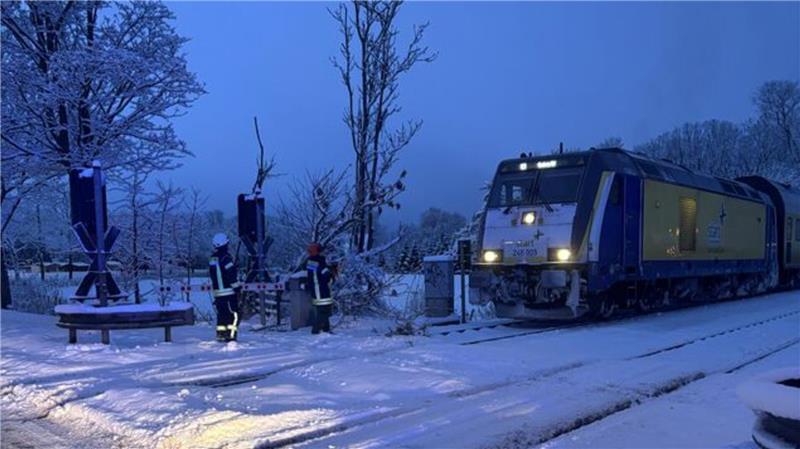 Ein umgestürzter Baum blockierte den Bahnverkehr in Otterndorf. Nach der Beseitigung durch die Feuerwehr konnte der Zug die Fahrt in Richtung Hamburg nach circa 20 Minuten fortsetzen.