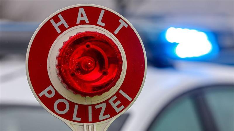 Autofahrer flieht mit bis zu 200 km/h vor der Polizei Ein unbekannter Autofahrer entwischt der Polizei mit hoher Geschwindigkeit. (Symbolbild)