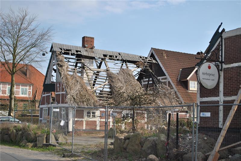 Ein unbekannter Brandstifter hat versucht, das vor dem Wohnhaus (Bildmitte) an der Straße abgestellte Auto des ehemaligen Wirtes anzuzünden.