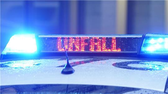 Ein unbekannter Mann läuft über die A2 - und wird von einem Lastwagen erfasst. Ein Notarzt kann nur noch seinen Tod feststellen. (Symbolbild)