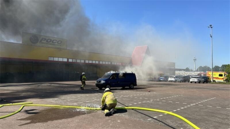 Autobrand in Stade: Fuhr der rätselhafte Zeuge mit brennendem Bus über den Parkplatz? Ein unbekannter Zeuge fuhr den brennenden Bus offenbar zur Seite.