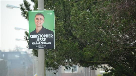 Ein unbeschädigtes Wahlplakat des Direktkandidaten der Grünen für die Bundestagswahl, Christopher Jesse.
