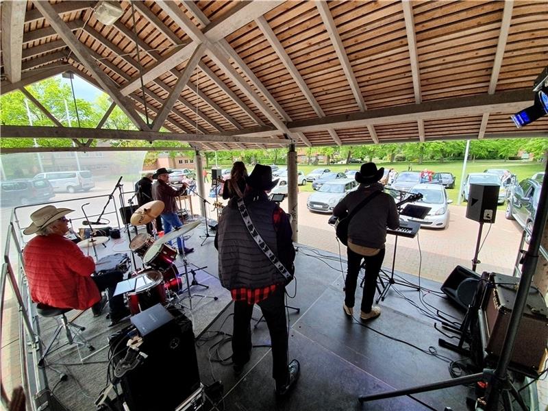 Autokonzert auf dem Marktplatz für den guten Zweck Ein ungewöhnlicher Blick von der Bühne : Die Gäste des Konzerts der Blue Mountain Band lauschen in ihren Fahrzeugen der Musik. Foto: Beneke