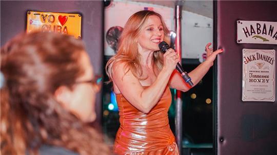 Ein ungewöhnlicher Ort für eine Release-Party: Nadine Sieben fuhr gemeinsam mit Fans in einem Schulbus über die Reeperbahn.
