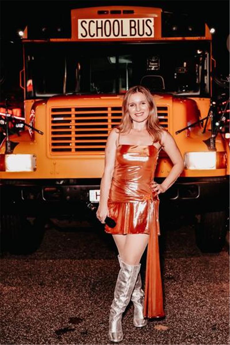 Ein ungewöhnlicher Ort für eine Release-Party: Nadine Sieben fuhr gemeinsam mit Fans in einem Schulbus über die Reeperbahn.