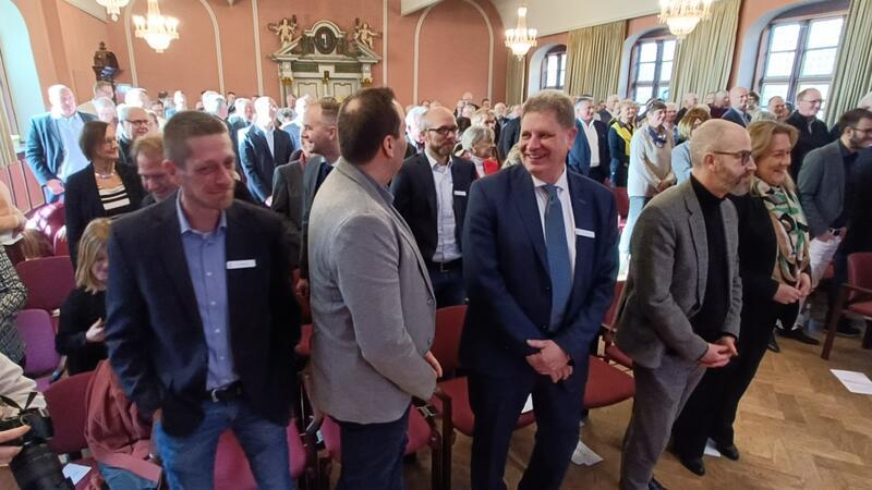 Ein ungewohntes Bild. „Einmal bitte alle aufstehen“, bat Philipp Tramm von der Freiwilligenagentur.